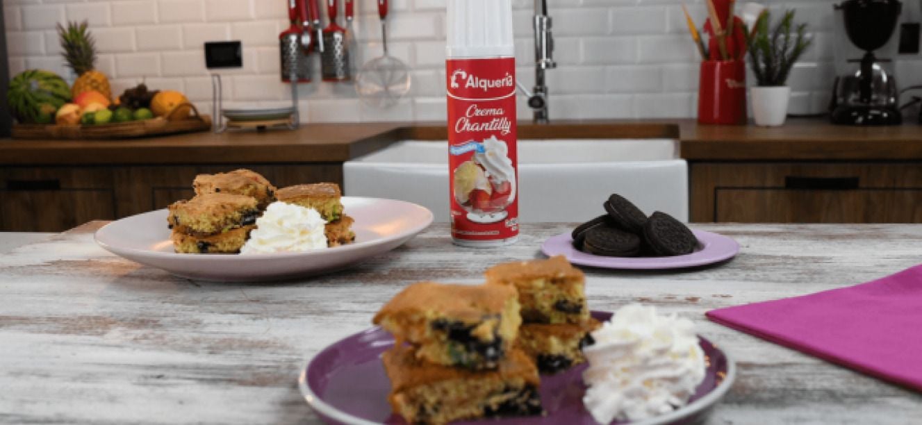Cuadrados de torta con tus dulces favoritos y Crema Chantilly Alquería