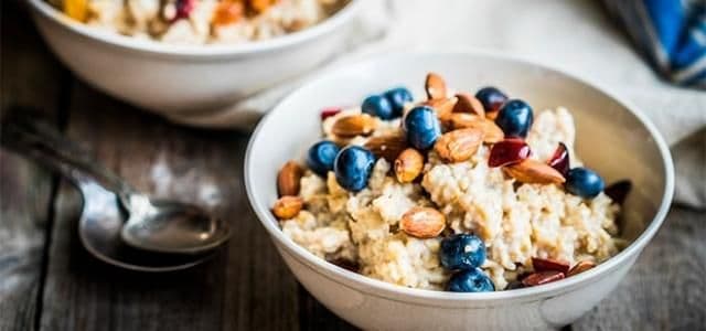 Desayuno con avena y frutas