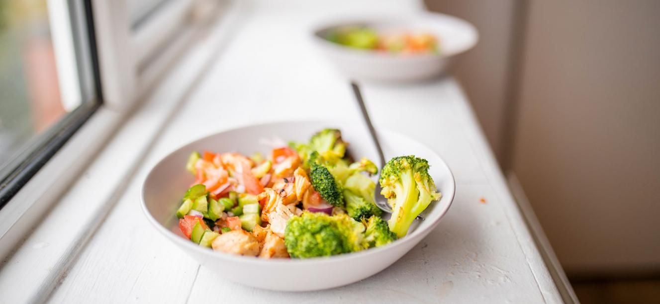Ensalada de brócoli, pollo, jamón y queso