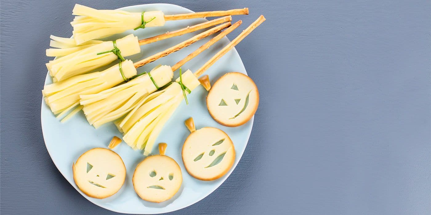 Escobas de queso y dip de pimenton