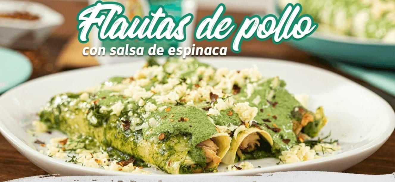 Flautas de pollo con salsa de espinaca