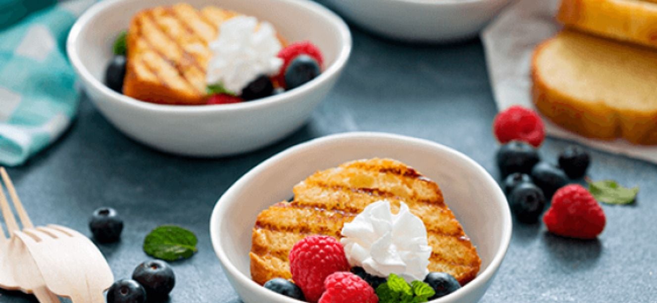 Frutas asadas con crema chantilly