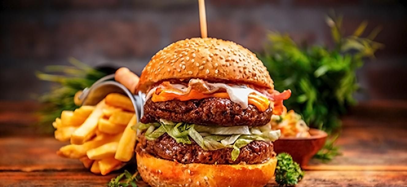 Hamburguesa con amigos y salsa de champinones