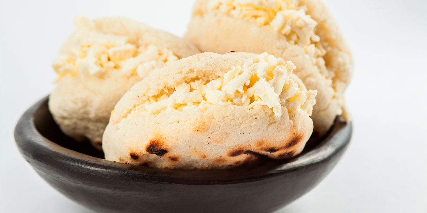 Huevos a la crema y quesito en sandwich de arepa paisa