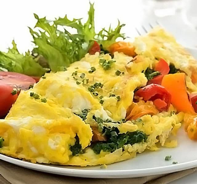 Huevos revueltos con tomate y espinaca