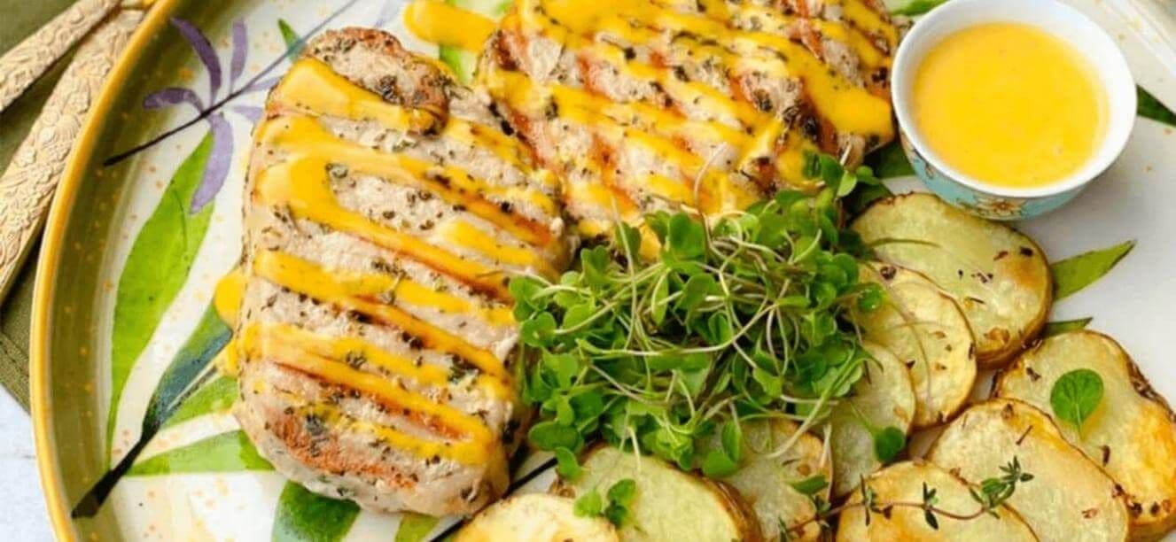 Lomo de cerdo con salsa de maracuya y papas rusticas con crema libre alqueria