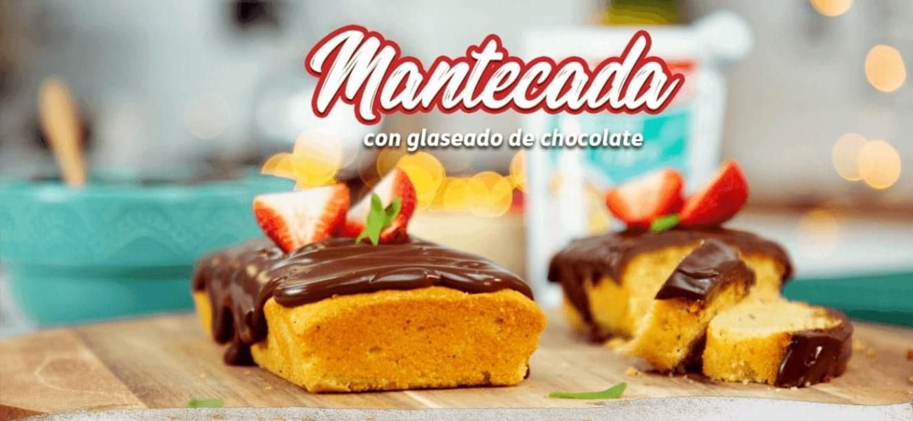 Mantecada con glaseado de chocolate
