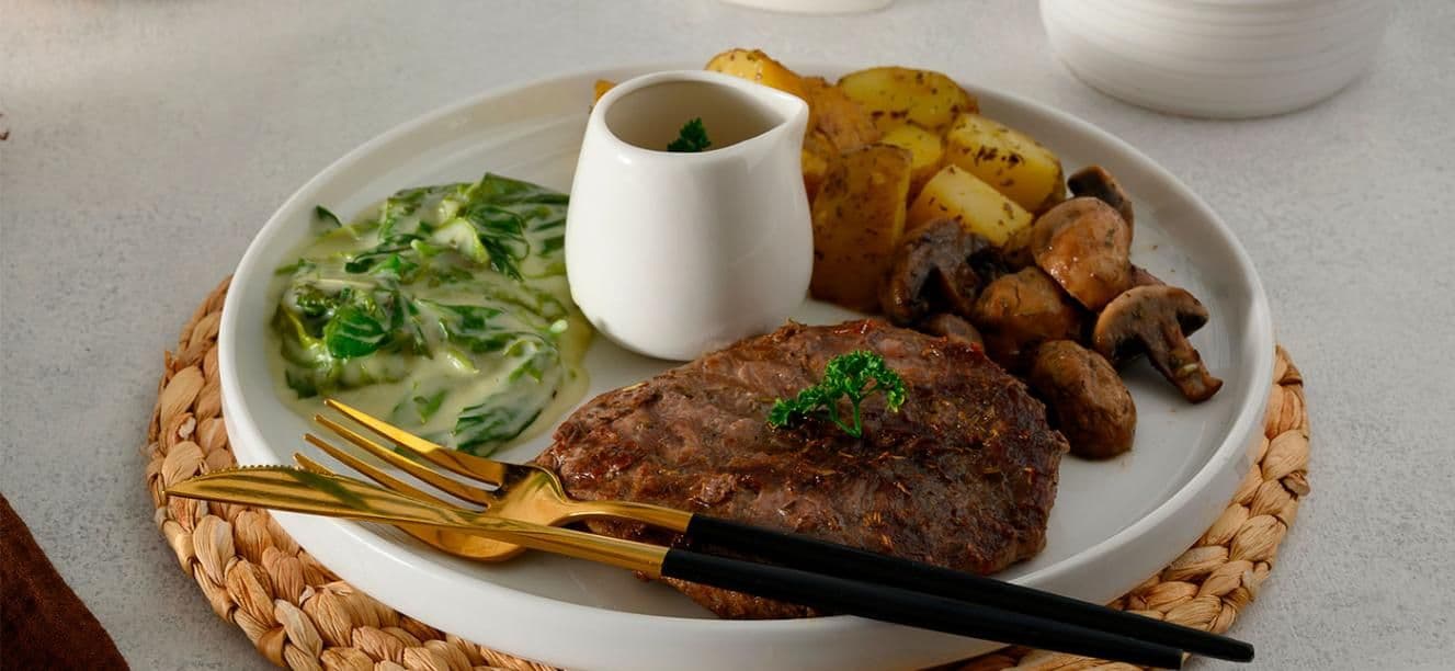 Medallones de res con crema de leche y espinacas