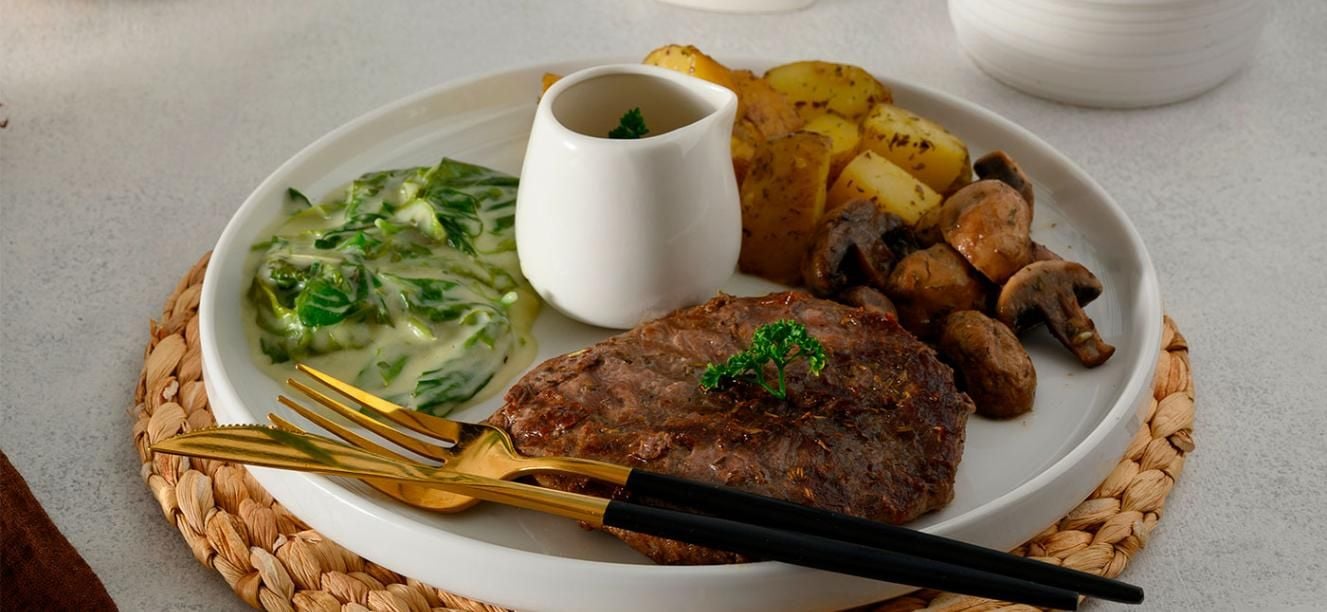 Medallones de res con crema de leche y espinacas