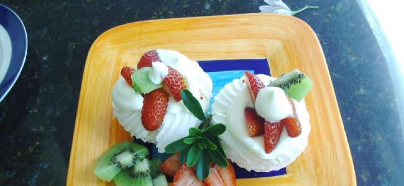 Merengue rellenos de crema chantilli y fruta fresca