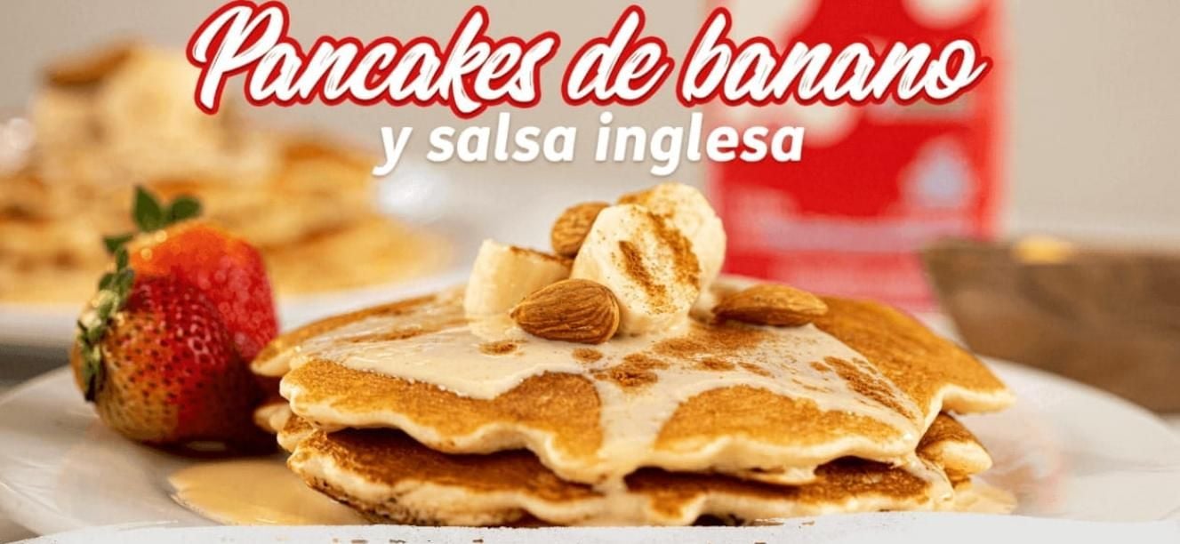 Pancakes de banano con salsa dulce