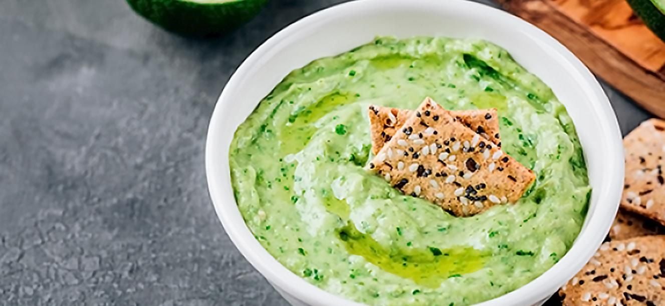 Papas rusticas con salsa cremosa de aguacate