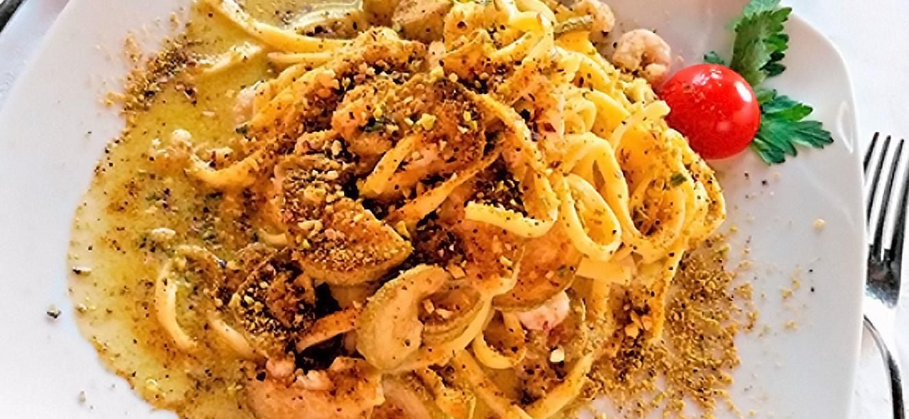 Pasta cremosa con calabacin y camarones