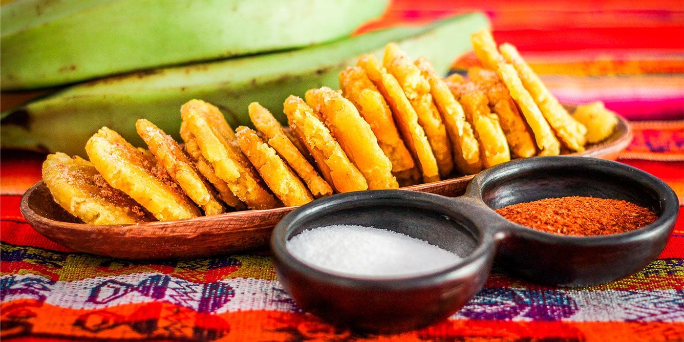 Patacones diferentes con mermelada de pimenton picante y suero