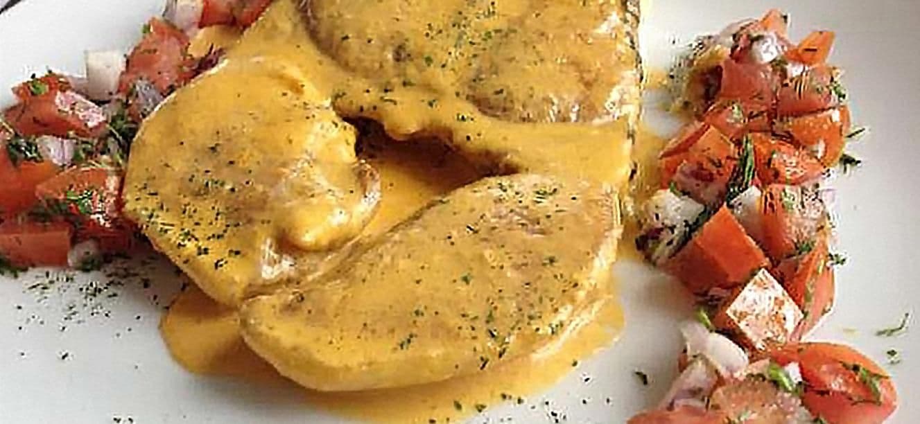 Pescado sudado en leche de coco y crema de leche