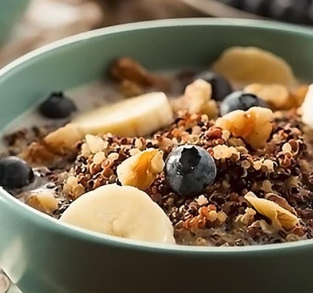 Plato de quinoa con leche y frutas