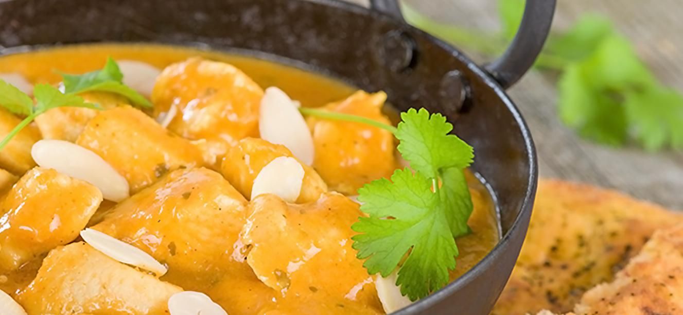 Pollo en salsa cremosa con vino blanco y almendras