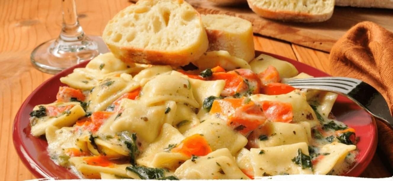 Ravioles con crema de brócoli y cebollín