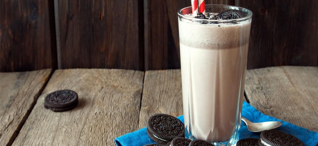 Crema helada de galletas de chocolate