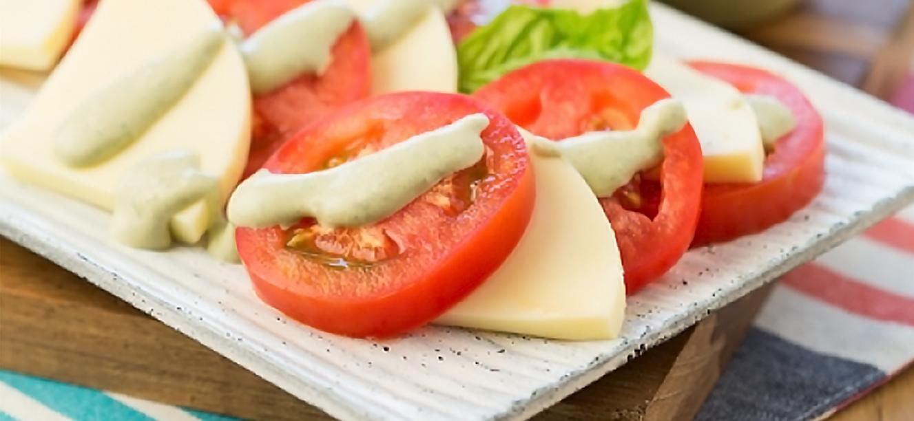 Ensalada caprese con salsa de albahaca