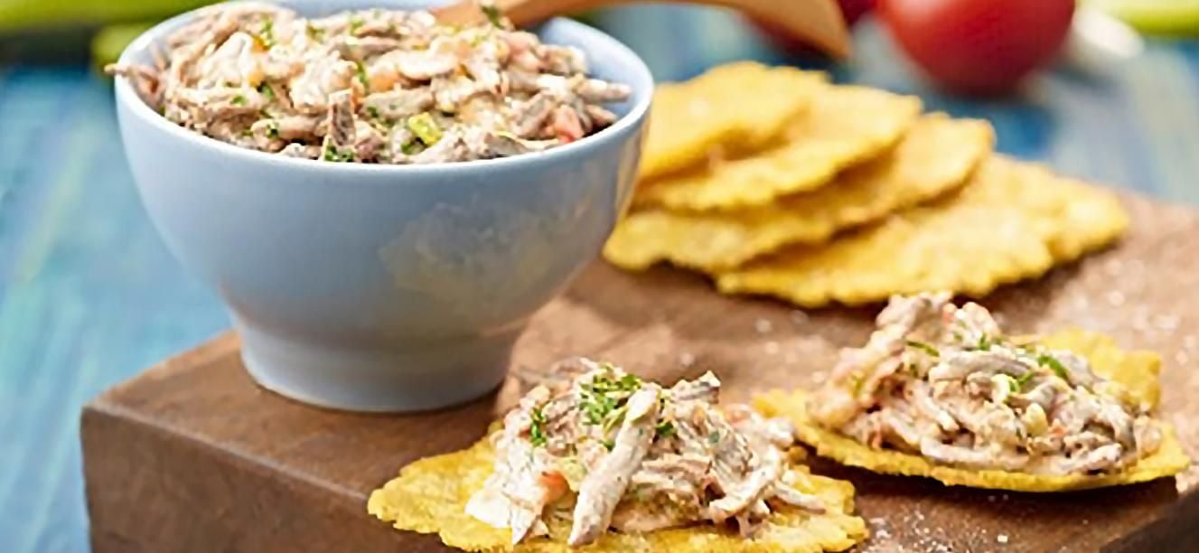 Montaditos de patacon con carne desmechada y crema