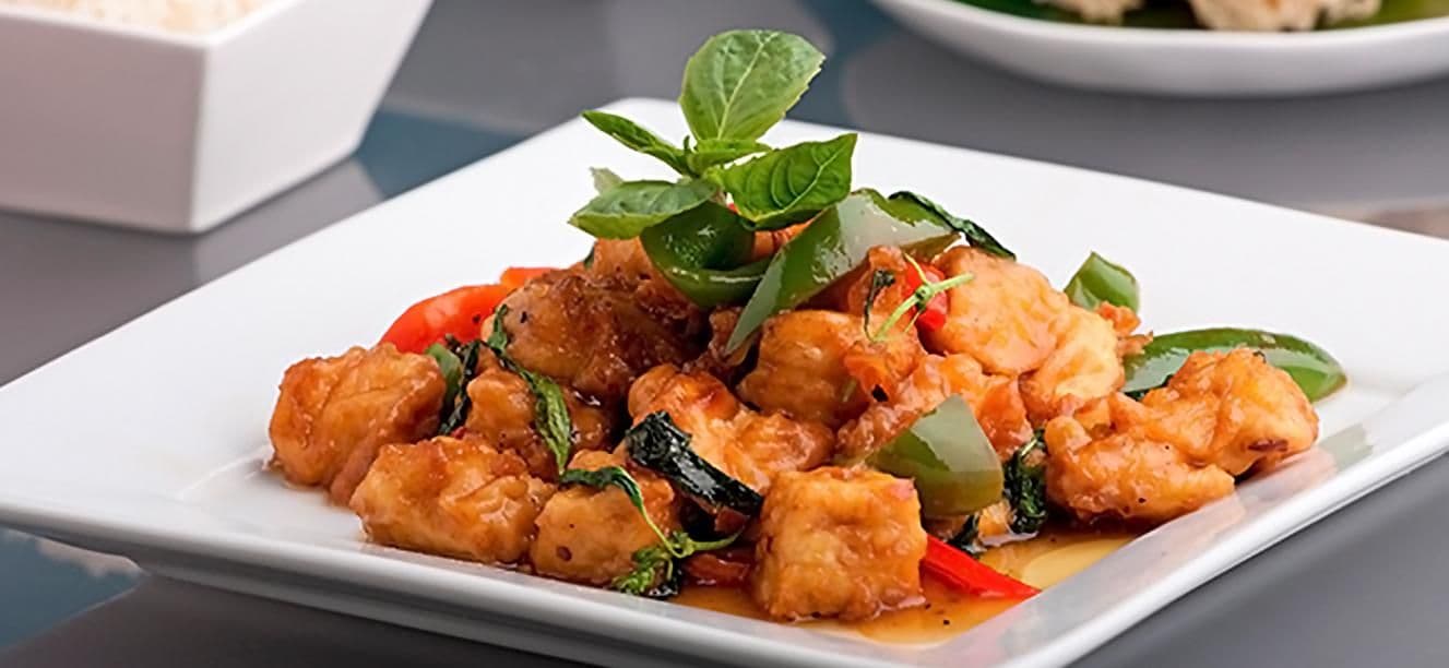 Pollo con crema de naranja y ajo con verduras salteadas