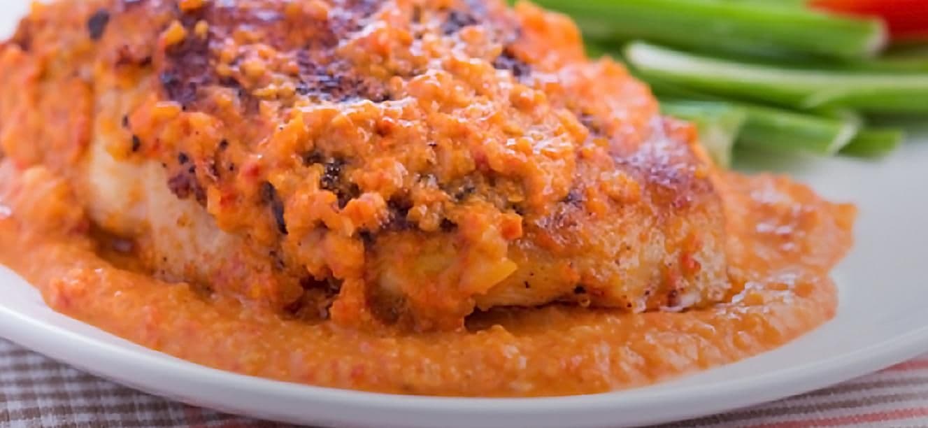 Pollo en salsa de pimentones y mani