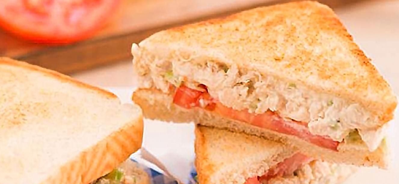 Sanduche de pollo y tomate