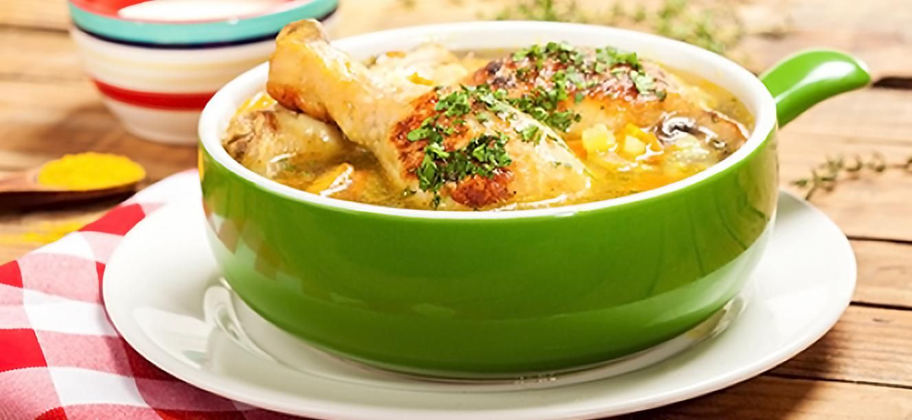 Sopa de pollo y verduras al curry