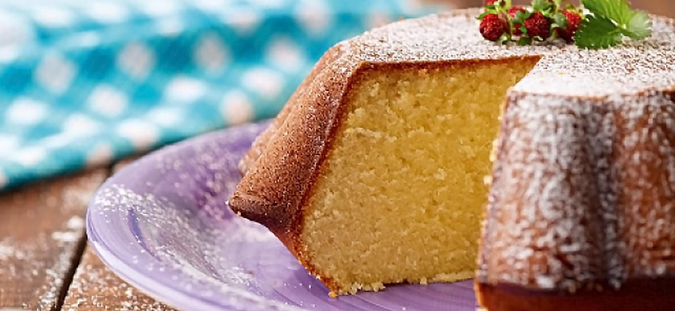 Torta esponjosa de chocolate blanco