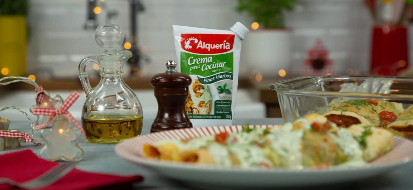 Rollitos rellenos de chorizo y hogao con salsa cremosa de cilantro