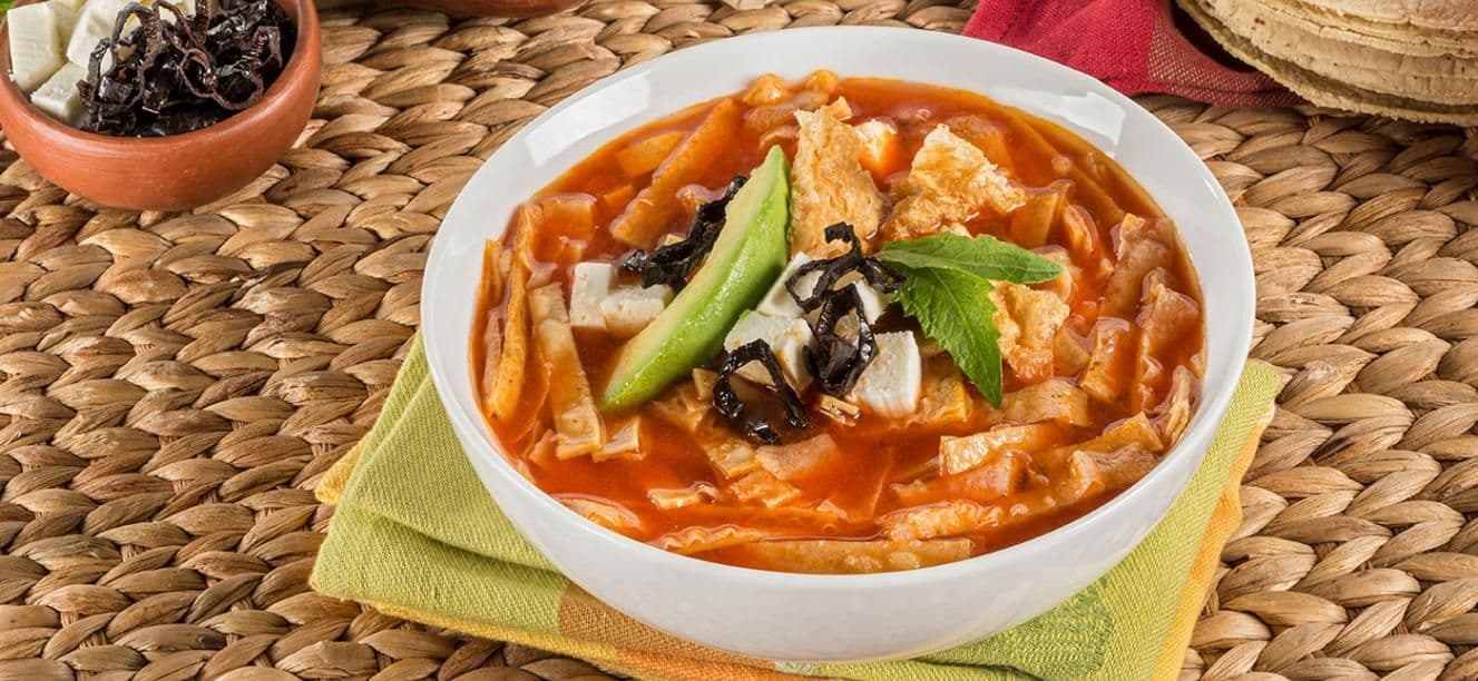 Sopa de tortillas y tomate