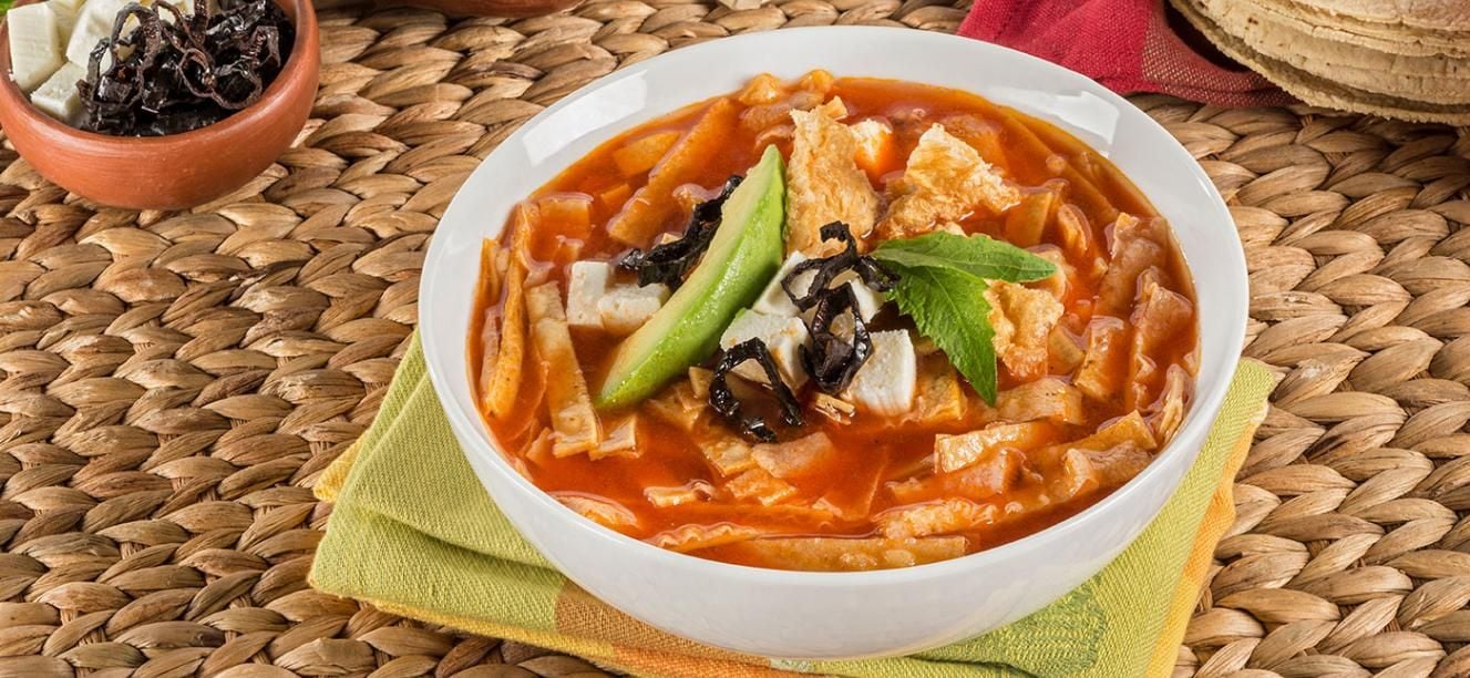 Sopa de tortillas y tomate