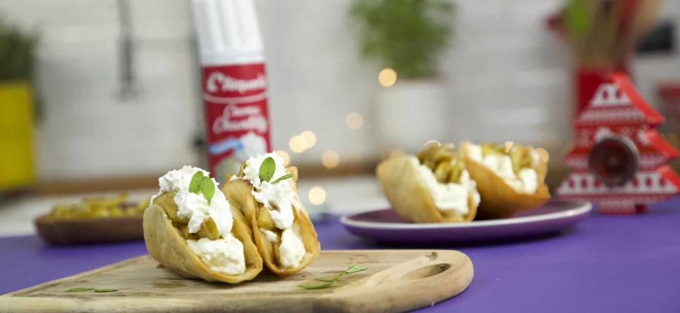 Tacos rellenos de crema de queso y manzanas caramelizadas con crema chantilly Alqueria