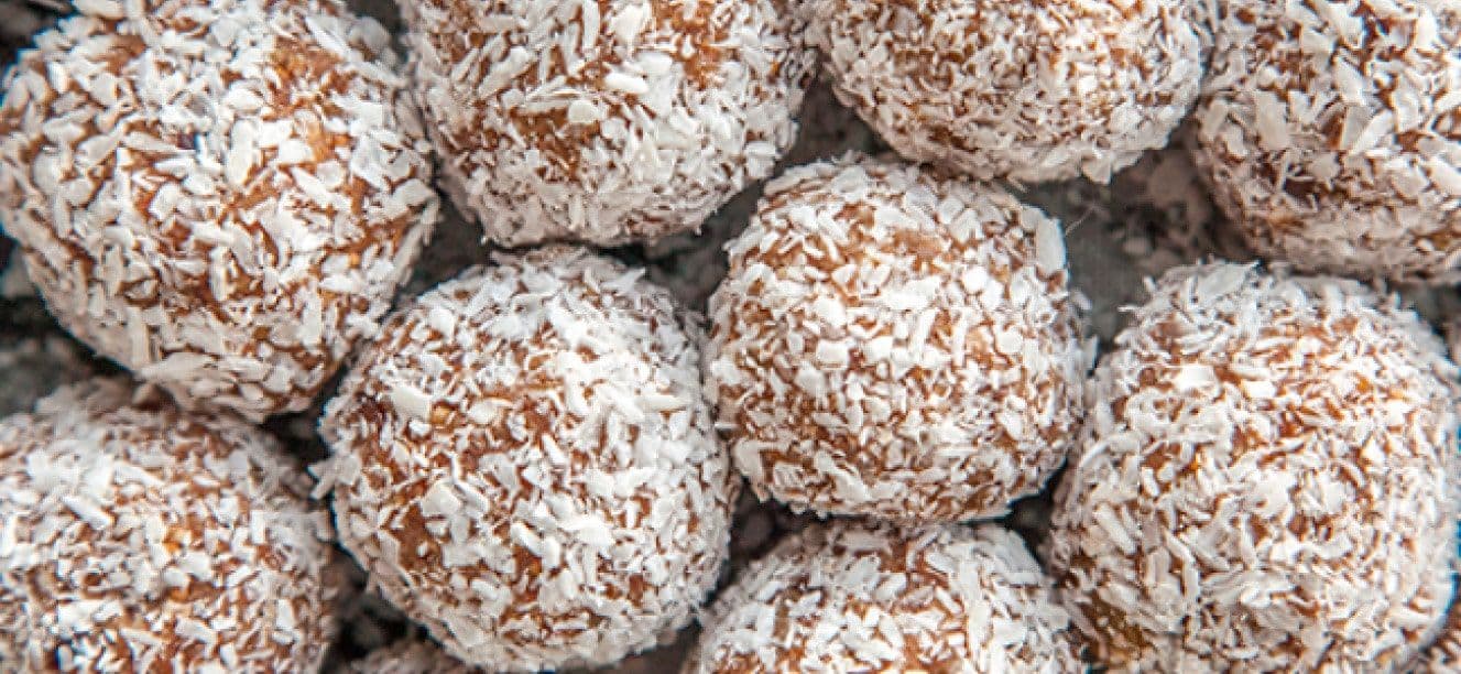 Trufas de ciruelas, coco y maní