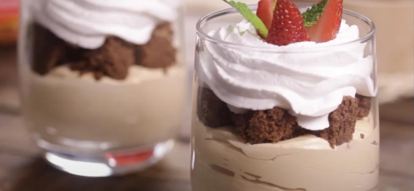 Vasitos de crema de arequipe y migas de brownie