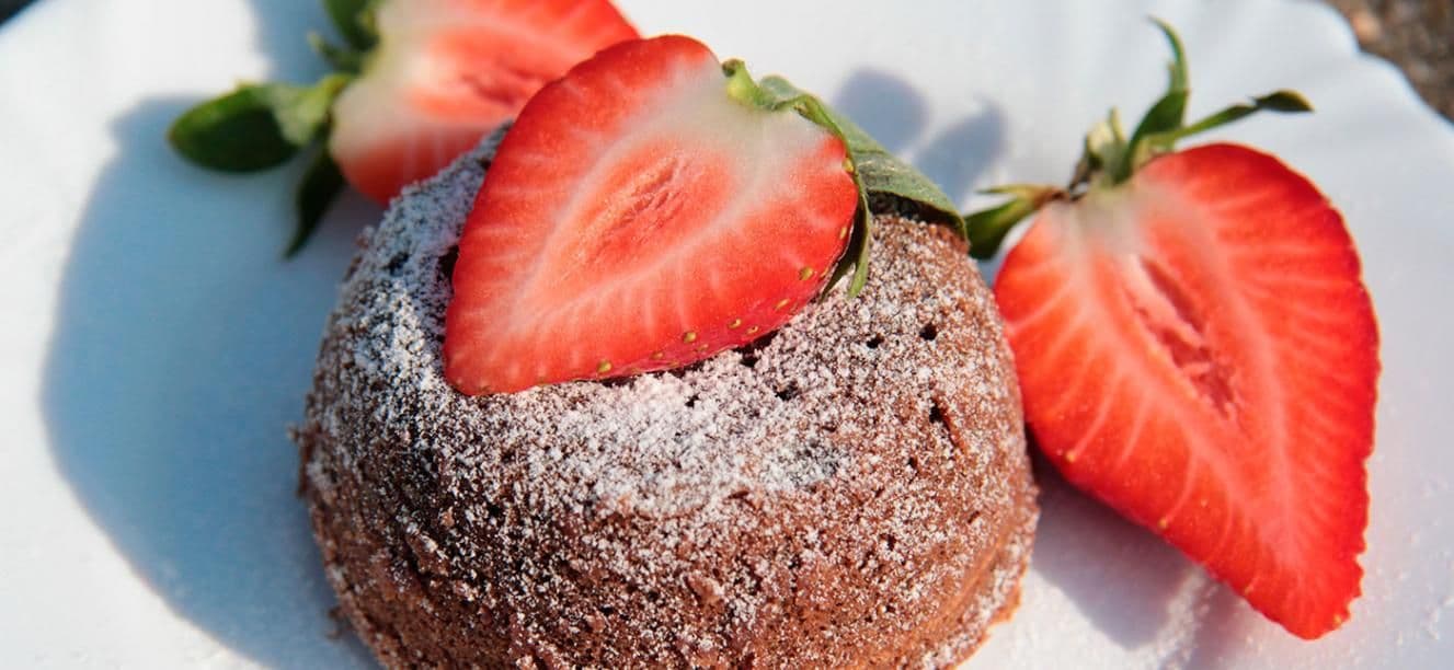 Volcan de chocolate con pure de fresas y chantilly