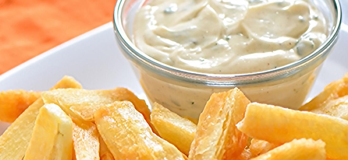 Yuca con crema de suero, queso y pimentón