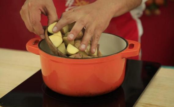 Cocinar las papas en agua hirviendo