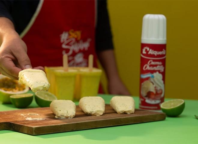Paletas de crema de limón y maracuyá con chantilly Alquería